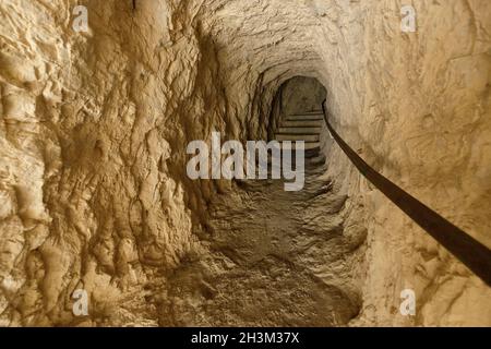 Eine unterirdische Treppe führt zur Entrange der Eremitage Saint Antoine, Gorges de Galamus, Frankreich Stockfoto