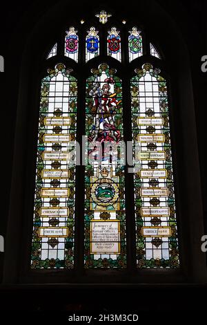 Buntglasfenster für diejenigen, die im Zweiten Weltkrieg ihr Leben verloren haben. Kathedrale Von Leicester. Leicester, Leicestershire, England Stockfoto