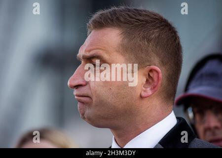 Robert Bakiewicz, Präsident der Unabhängigkeitsmarsch-Vereinigung, spricht während seiner Pressekonferenz. Robert B?kiewicz rief eine Pressekonferenz nach dem Berufungsgericht in Warschau - auf Antrag des Präsidenten von Warschau, Verbot die Organisation des Unabhängigkeitsmarsches am 11. November in der Hauptstadt. Robert B?kiewicz ist ehemaliger Aktivist des National-Radical Camp (ONR) und derzeit Präsident der Independence March Association, die seit 2010 für die Organisation der Unabhängigkeitsmarschen verantwortlich ist. (Foto von Attila Husejnow / SOPA Images/Sipa USA) Stockfoto