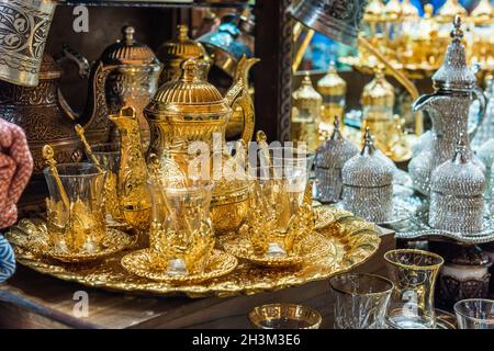 Traditionelle Teesets am Großen Basar in Istanbul, Türkei. Goldene Teekannen und türkische Teetassen. Stockfoto