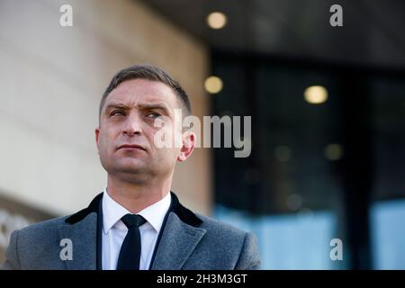 Robert Bakiewicz, Präsident der Unabhängigkeitsmarsch-Vereinigung, gesehen während seiner Pressekonferenz. Robert B?kiewicz rief eine Pressekonferenz nach dem Berufungsgericht in Warschau - auf Antrag des Präsidenten von Warschau, Verbot die Organisation des Unabhängigkeitsmarsches am 11. November in der Hauptstadt. Robert B?kiewicz ist ehemaliger Aktivist des National-Radical Camp (ONR) und derzeit Präsident der Independence March Association, die seit 2010 für die Organisation der Unabhängigkeitsmarschen verantwortlich ist. (Foto von Attila Husejnow/SOPA Images/Sipa USA) Stockfoto