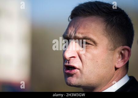 Robert Bakiewicz, Präsident der Unabhängigkeitsmarsch-Vereinigung, spricht während seiner Pressekonferenz. Robert B?kiewicz rief eine Pressekonferenz nach dem Berufungsgericht in Warschau - auf Antrag des Präsidenten von Warschau, Verbot die Organisation des Unabhängigkeitsmarsches am 11. November in der Hauptstadt. Robert B?kiewicz ist ehemaliger Aktivist des National-Radical Camp (ONR) und derzeit Präsident der Independence March Association, die seit 2010 für die Organisation der Unabhängigkeitsmarschen verantwortlich ist. (Foto von Attila Husejnow/SOPA Images/Sipa USA) Stockfoto