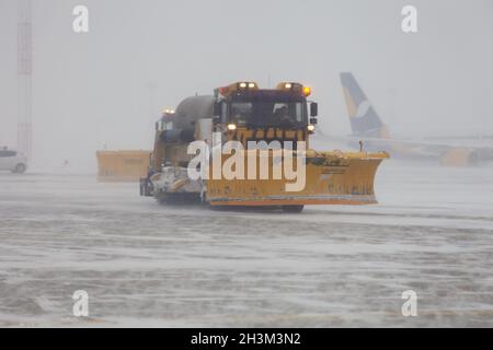 Kiew, Ukraine - 05. November 2019: Schlechte Sicht im Schneesturm. JetBroom Airport Division Schneeräumfahrzeuge. Boschung Multifunktionales Hochleistungs-Reinigungssystem für Autobahnen. Winterstraße. Stockfoto