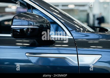 Seitenansicht des sich drehenden blauen Luxuswagens Stockfoto