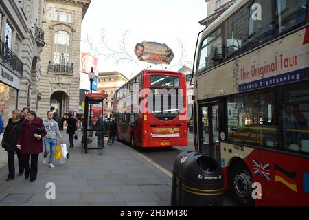 LONDON, VEREINIGTES KÖNIGREICH - 16. Dez 2014: London, Vereinigtes Königreich - 16 2014. Dezember: Das normale Leben der Menschen im Zentrum von london. Stockfoto