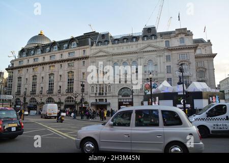 LONDON, VEREINIGTES KÖNIGREICH - 16. Dez 2014: London, Vereinigtes Königreich - 16 2014. Dezember: Das normale Leben der Menschen im Zentrum von london. Stockfoto