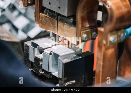 Punktschweißmaschine Industrieautomobilteil im Werk. Betreiber, der in der Industrie arbeitet. Stockfoto