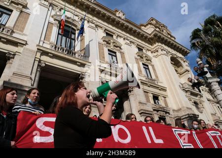 Rom, Italien. Okt. 2021. Studenten demonstrieren am 29. Oktober 2021 in den Straßen Roms in Italien gegen den G20-Gipfel. Am 30. Und 31. Oktober 2021 findet in Rom der Gipfel der Gruppe der zwanzig Staats- und Regierungschefs (G20) statt. Kredit: ALEXANDROS MICHAILIDIS/Alamy Live Nachrichten Stockfoto