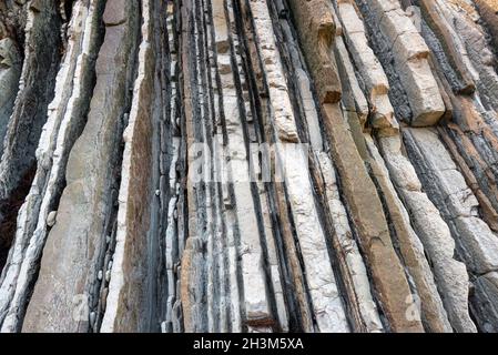 Gesteinsschichten, geologische Beschaffenheit Hintergrunddetails in Zumaia, Baskenland, Spanien. Stockfoto