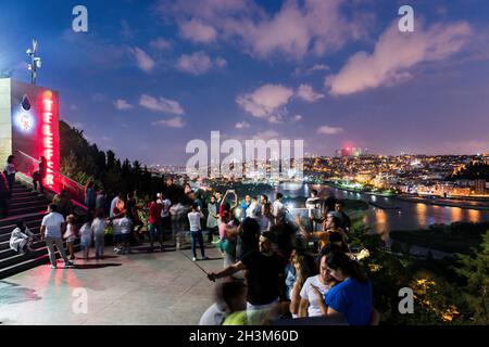 ISTANBUL, TÜRKEI - 24. AUGUST 2018: Völker beobachten vom Pierre-Loti-Hügel aus den Blick auf das Goldene Horn. Eyup, Istanbul, Türkei. Stockfoto