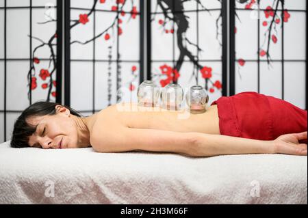 Traditionelle chinesische Medizin Therapie. Schröpftherapie, eine Behandlung zur Schmerzlinderung und anderen gesundheitlichen Vorteilen. Stockfoto