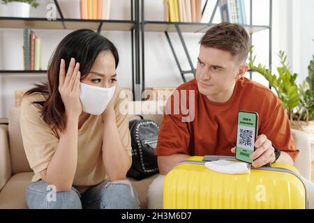 Die junge Frau will nicht von einer Impfung gegen das Coronavirus hören Stockfoto