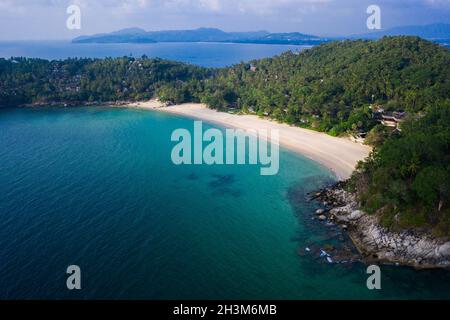 Luftdrohnenansicht des tropischen leeren Surin Beach in Phuket Stockfoto