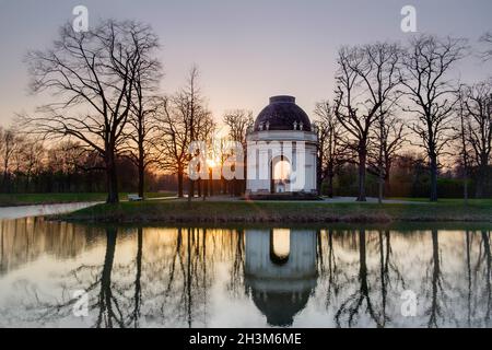 Panoramablick bei Sonnenuntergang, Anfang Frühling. Herrenhäuser Gärten, Hannover, Deutschland. Stockfoto