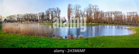 Panoramablick bei Sonnenuntergang, Anfang Frühling. Herrenhäuser Gärten, Hannover, Deutschland. Stockfoto