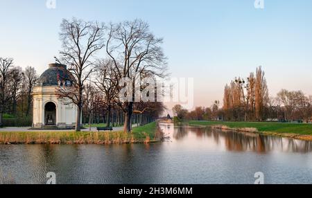 Panoramablick bei Sonnenuntergang, Anfang Frühling. Herrenhäuser Gärten, Hannover, Deutschland. Stockfoto