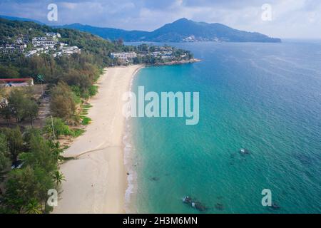 Luftdrohnenansicht des tropischen leeren Surin Beach in Phuket Stockfoto