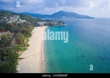 Luftdrohnenansicht des tropischen leeren Surin Beach in Phuket Stockfoto