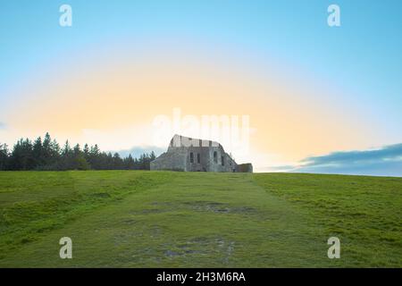 Der Hell Fire Club. Höllenklub, berühmte Ruine eines alten Jagdhauses und Pinien auf dem Montpelier Hill an einem bewölkten Tag in Dublin, Irland Stockfoto