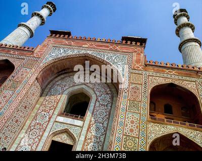 Akbars Grab - das Grab des Moghul-Kaiser Akbar. Es wurde 1605–1613 von seinem Sohn Jahangir erbaut. Sikandra in der Nähe von Agra in der Region Uttar Pradesh Stockfoto