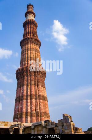 Der Qutub Minar (auch Qutb Minar oder Qutab Minar) ist ein Minarett, das Teil des Qutb-Komplexes ist. Es ist ein UNESCO-Weltkulturerbe im Mehrauli Stockfoto