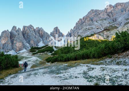 Mann auf Klettersteig Ivano Dibona in den Bergen. Abenteuer Bergabentätigkeit. Provinz Belluno, Dolomiti Alps, Italien Stockfoto