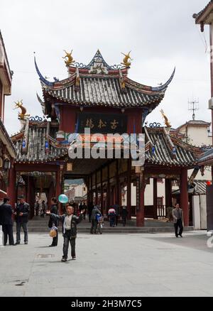 Tongyuan Bridge überdachte Fußgängerbrücke im Stil einer Pagode mit mehrstufigem Dachdesign und mehreren Traufen. Songpan ist eine Stadt in der nördlichen Provinz Sichuan, China. (125) Stockfoto