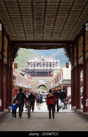 Innen von überdachter Brücke eingezäunter Gang mit aufwendig verzierten Decke. Blick auf das Südtor aus der Stadt Songpan in der Provinz Sichuan, China. (125) Stockfoto