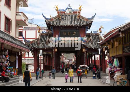 Tongyuan Bridge überdachte Fußgängerbrücke im Stil einer Pagode mit mehrstufigem Dachdesign und mehreren Traufen. Songpan ist eine Stadt in der nördlichen Provinz Sichuan, China. (125) Stockfoto