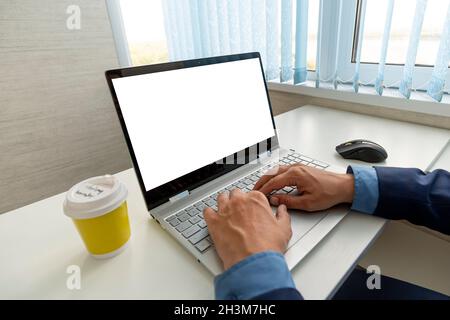Beschnittene Bildansicht von Mann Hände Keyboarding auf Netbook mit leerem Bildschirm für Ihre Werbeinhalte oder Textnachricht, wohlhabender Mann arbeitet auf Laptop c Stockfoto