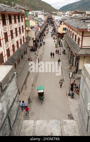 Hauptverkehrsstraße durch die ummauerte alte chinesische Stadt (alte ummauerte Stadt) von Songpan im Norden Sichuans, Blick nach Norden und vom Gatehouse über dem südlichen Eingang der Stadt aus gesehen. China (125) Stockfoto