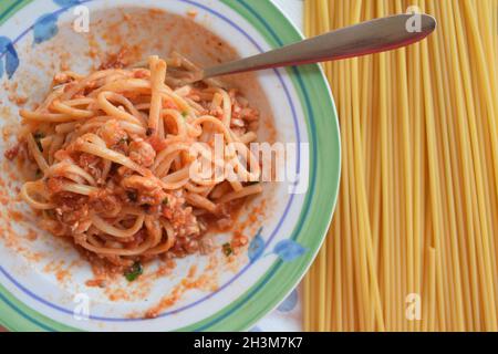 bucatini mit Fischtomatensoße mit roher Pasta Stockfoto