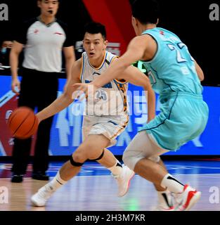 Zhuji, Chinas Provinz Zhejiang. Okt. 2021. Tian Yuxiang (L) von Beijing Ducks tritt während des 6. Runde Spiels zwischen Beijing Ducks und Qingdao Eagles in der Saison 2021-2022 der Chinese Basketball Association (CBA) Liga in Zhuji, Ost-Chinas Provinz Zhejiang, am 29. Oktober 2021 an. Kredit: Li An/Xinhua/Alamy Live Nachrichten Stockfoto