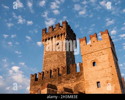 Scaligero Schloss in Sirmione am Gardasee, Lombardei, Italien am Morgen mit Turm Stockfoto