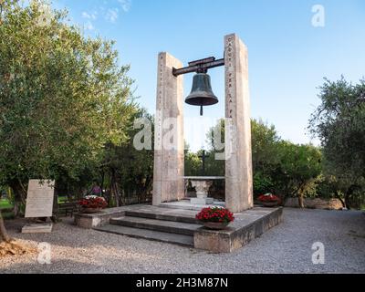 Sirmione, Italien - August 10 2021: Glocke der Gefallenen oder monumento ai caduti war Memorial Monument Stockfoto