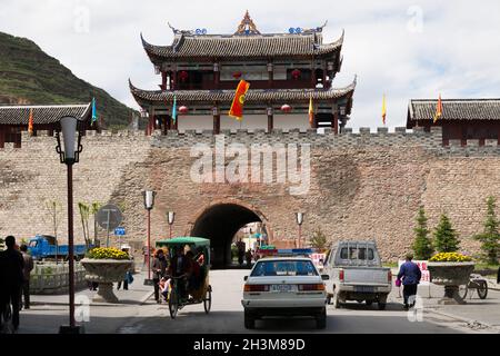 Nordtor vom Inneren der ummauerten antiken Stadt aus gesehen. Songpan ist eine Stadt im Norden Sichuans. China. Torhaus / Torhaus sitzt oben. (125) Stockfoto