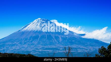 Blick auf den südwestlichen Hang des Mt. Fuji aus der Sicht des Fujikawa-Servicegebiets in westlicher Richtung auf dem Tomei Highway. Stockfoto