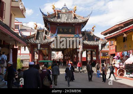 Tongyuan Bridge überdachte Fußgängerbrücke im Stil einer Pagode mit mehrstufigem Dachdesign und mehreren Traufen. Songpan ist eine Stadt in der nördlichen Provinz Sichuan, China. (125) Stockfoto