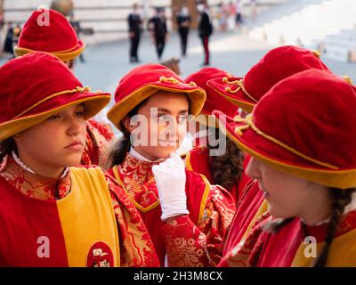 Siena, Toskana, Italien - 15 2021. August: Mädchen der Chiocciola Contrada oder Schneckenkontrade bei der Historischen Parade für den Palio in mittelalterlicher Tracht Stockfoto