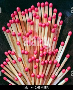 Match - Streichhölzer - ein Werkzeug, um ein Feuer zu entbrennen. In der Regel werden Streichhölzer aus kleinen Holzstäben oder steifem Papier hergestellt. Ein Ende ist mit einer materia beschichtet Stockfoto