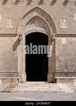 Siena, Italien - 16 2021. August: Eingang zur Bank des Monte dei Paschi di Siena im Palazzo Salimbeni, dem Hauptbüro oder Hauptsitz der ältesten Bank Stockfoto