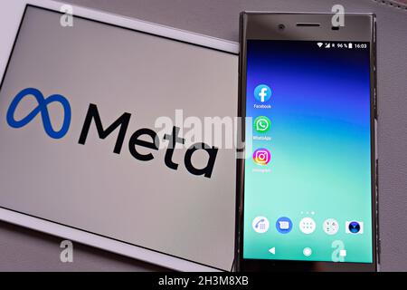 Smartphone-Display mit Logo der Facebook-, WhatsApp- und Instagram-Apps gegen verschwommenes META-Logo auf weißem Hintergrund Tablet-Monitor: Tallinn, Es Stockfoto