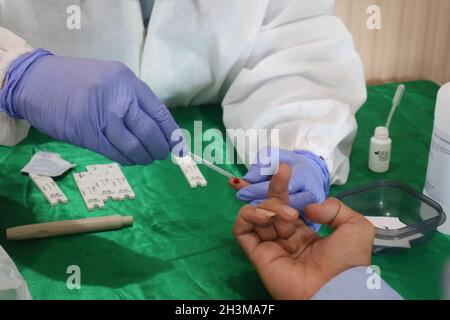 Ein Sanitäter entnimmt einem Patienten Blut für den Schnelltest. Covid-19. SURABAYA, INDONESIEN - 22. Juni 2020 Stockfoto