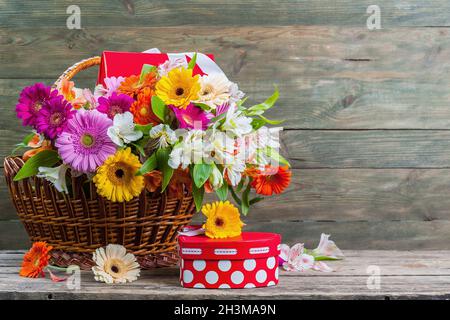 Natur rustikal Hintergrund mit Alstroemeria und Gebera Blumen, selektiven Fokus Stockfoto