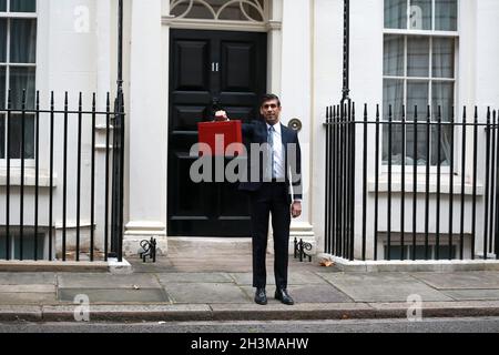 LONDON, VEREINIGTES KÖNIGREICH - 27. Oktober 2021: Rishi Sunak, Schatzkanzler, verlässt die Downing Street im Zentrum von London, nachdem er an der wöchentlichen Taxifahrt teilgenommen hat Stockfoto