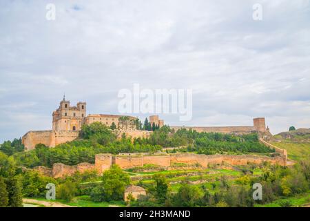 Kloster und Schloss. UCLES, Cuenca Provinz, Castilla La Mancha, Spanien. Stockfoto