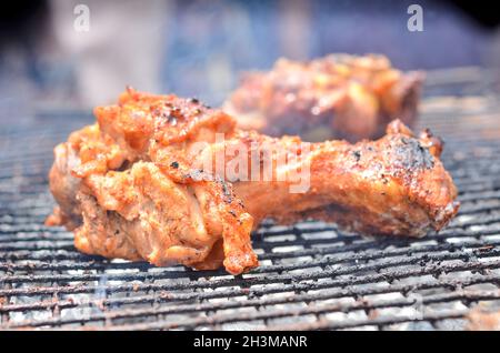 Gebratenes Huhn auf einem Grill. Stockfoto