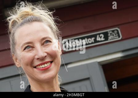 29. Oktober 2021, Hamburg: Christine Meinlschmidt, die neue Direktorin der Hamburger Obdachloseneinrichtung 'Alimaus', steht vor der Einrichtung. Ab dem 1. November 2021 dürfen Obdachlose wieder selbst zubereitete Speisen im Inneren serviert werden. Die Aufnahme ist für alle geimpften und wiedergeborgenen Personen möglich. Foto: Marcus Brandt/dpa Stockfoto