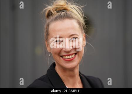 29. Oktober 2021, Hamburg: Christine Meinlschmidt, die neue Direktorin der Hamburger Obdachloseneinrichtung 'Alimaus', steht vor der Einrichtung. Ab dem 1. November 2021 dürfen Obdachlose wieder selbst zubereitete Speisen im Inneren serviert werden. Die Aufnahme ist für alle geimpften und wiedergeborgenen Personen möglich. Foto: Marcus Brandt/dpa Stockfoto