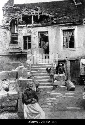 Ein Zeitungsfoto des Ersten Weltkriegs, das französische Frauen zeigt, die in einem von deutschen Truppen bombardierten Haus leben. --- Une photographie de Journal de la Première Guerre mondiale montrat des femmes Français vivant dans une maison bombardée par les forces allemandes. Stockfoto